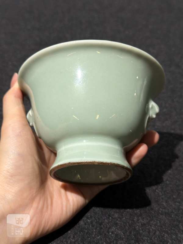 清乾隆 粉青釉铺首衔环耳杯 - 图2